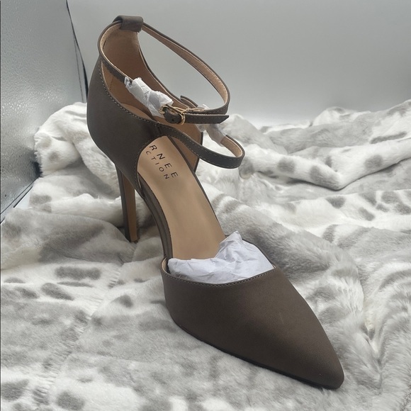 Journee Collection Women's Lilyann Multi Strap Stiletto Pointed Toe Pumps, sz 12 - Picture 1 of 7